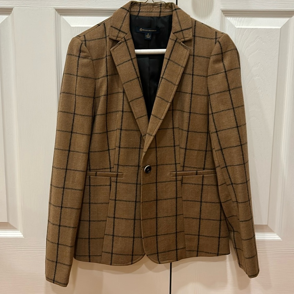 Brooks Brothers Blazer, like new.